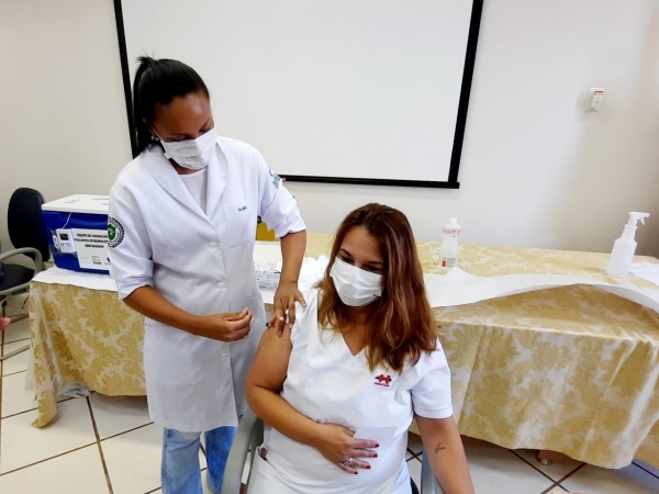 A primeira profissional de saúde a ser vacinada foi a Auxiliar de Enfermagem, Mariléia D’Antônio, de 50 anos, que trabalha no setor de urgência da Santa Casa há 21 anos - Fotos: Josiane Cunha