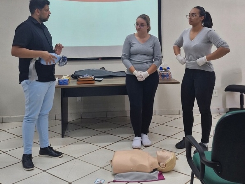 Equipe de enfermagem da Santa Casa participa de treinamento de RCP